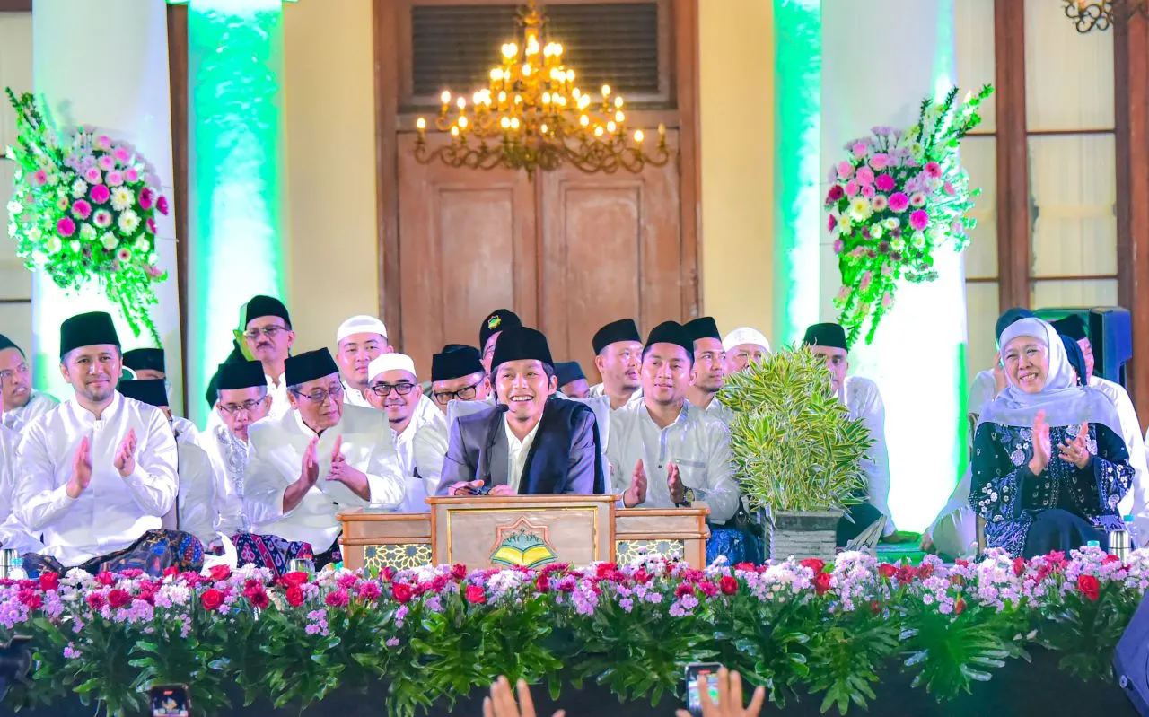 Gubernur, Wagub, Forkopimda dan Masyarakat Bersholawat Bareng Gus Iqdam