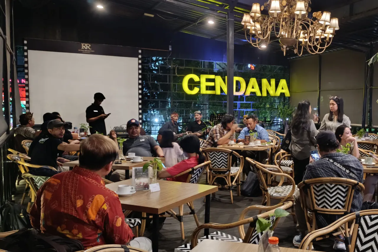 Royal Angkringan: Lengkap dengan Instrumen Ukulelenya Hadirkan Cita Rasa Nusantara