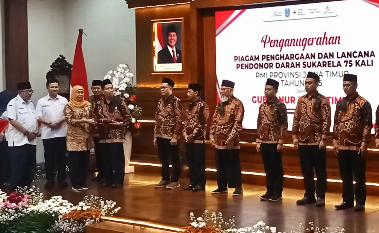 Gubernur Khofifah dan PMI Jatim Anugerahi Pendonor Darah 75 Kali, Penghargaan dan Lancana