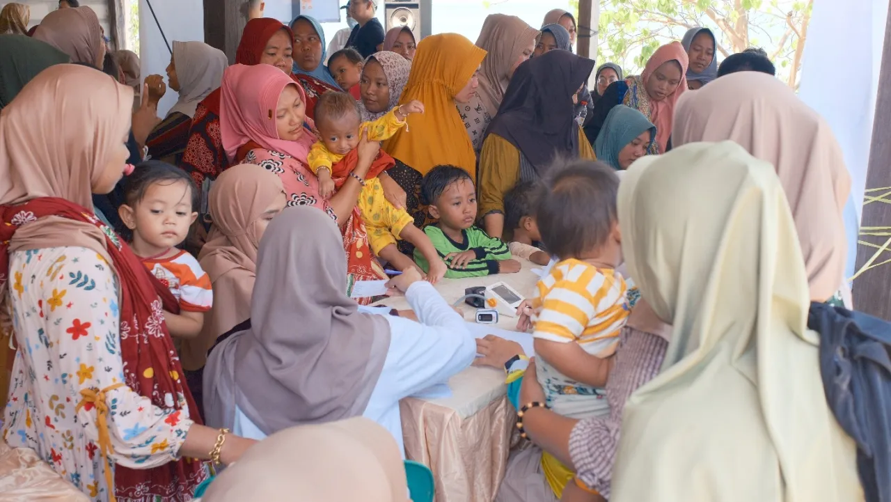 Fakultas Farmasi Unair Tingkatkan Kesehatan Ibu dan Balita di Gili Iyang Melalui Program PkM 2025