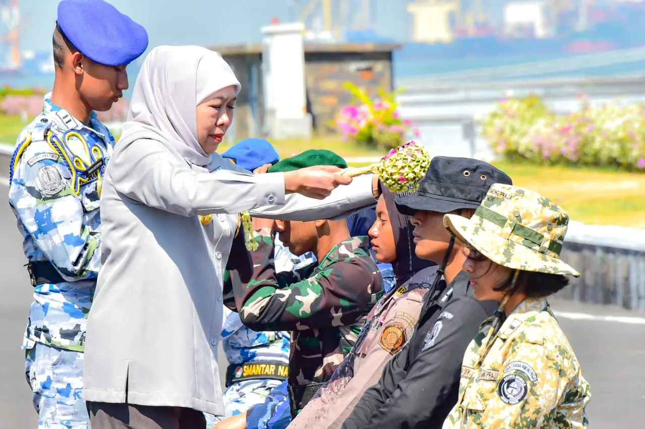 Gubernur Khofifah Pimpin Upacara Pembaretan Kolektif  SMA Negeri Taruna se-Jatim