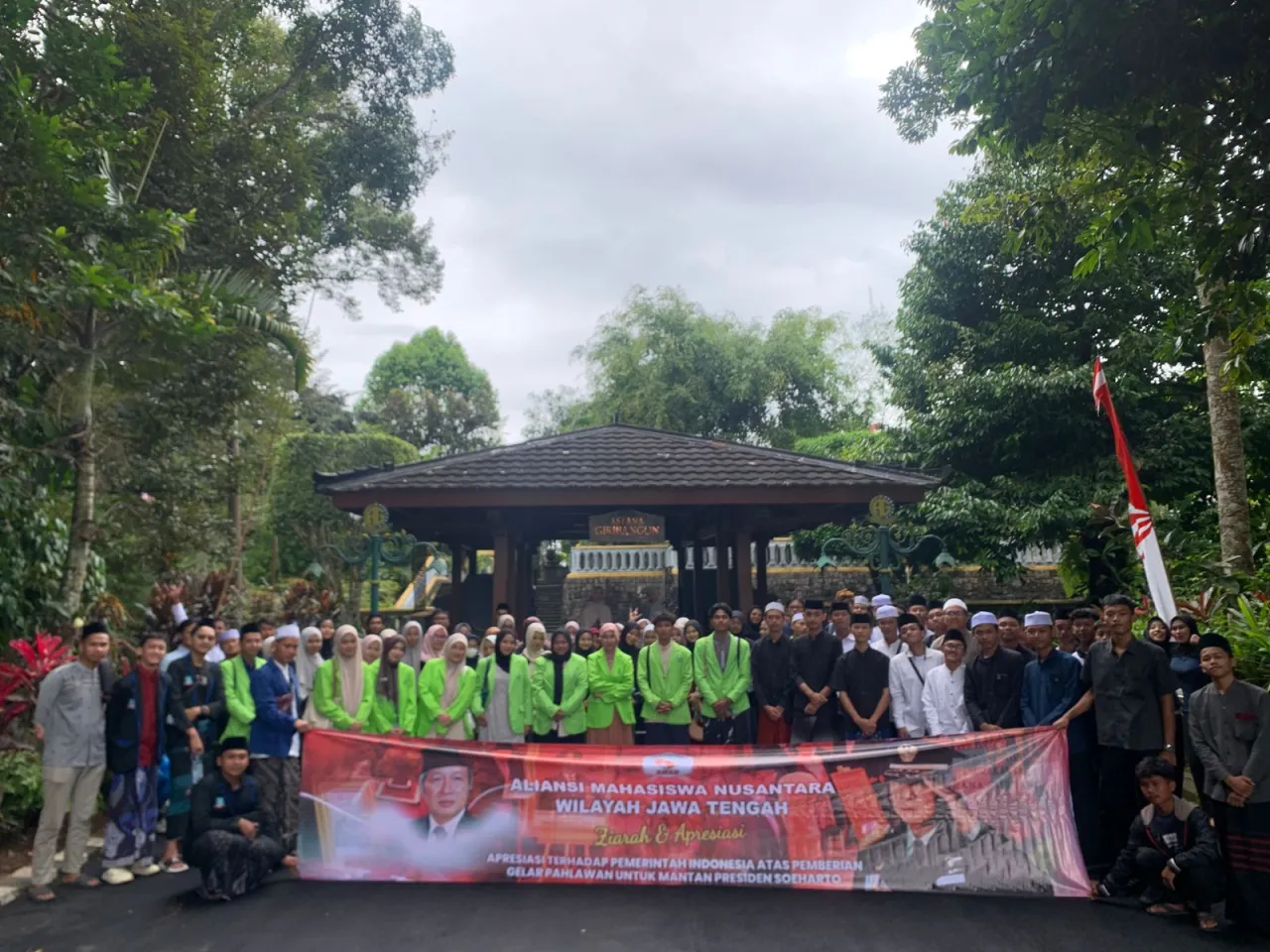 Mahasiswa Jawa Tengah Ziarahi Makam Soeharto, Sampaikan Terima Kasih Mendalam pada Pemerintah
