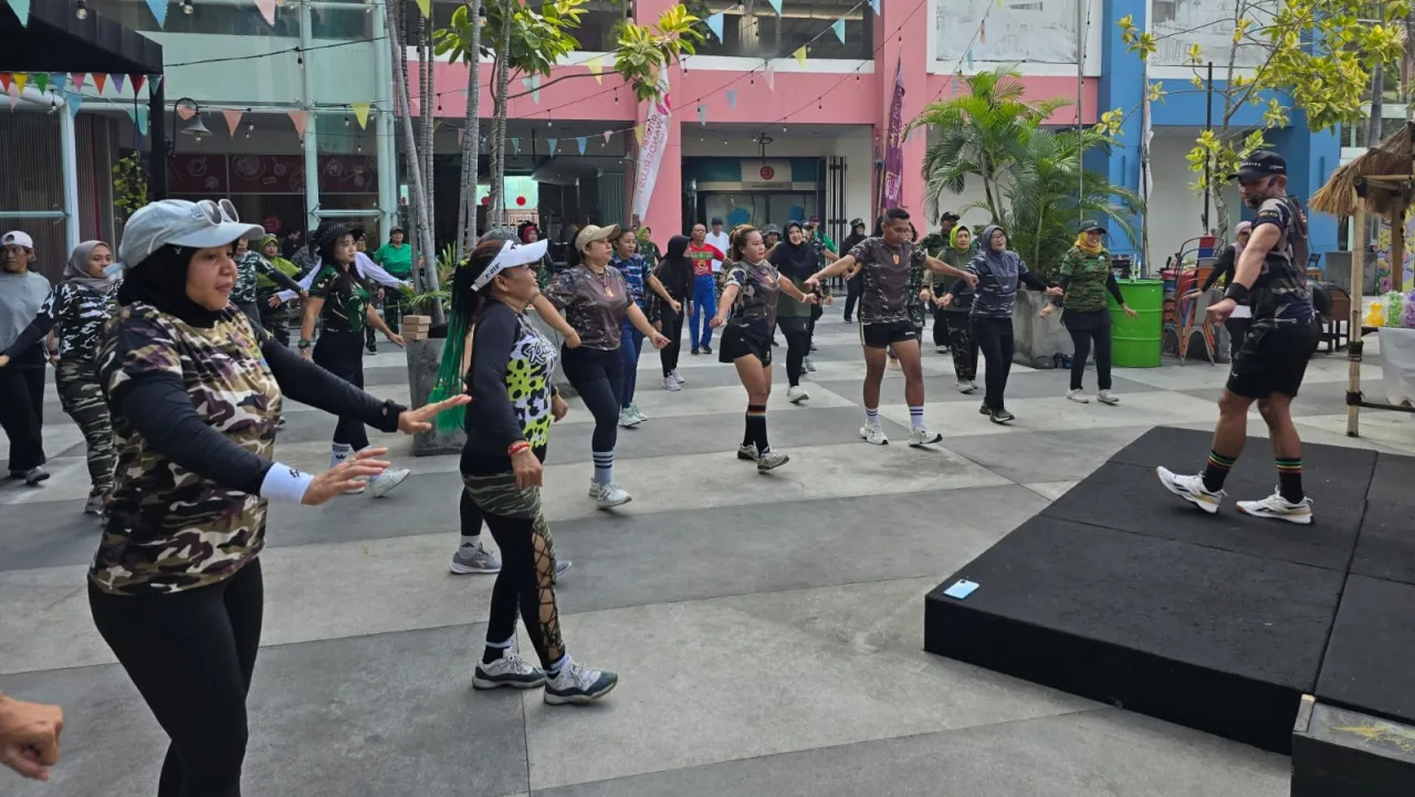 Senam Ceria Hari Pahlawan, ARTOTEL TS Suites Surabaya Hadirkan Kebersamaan Hangat Bersama Veteran dan Keluarga