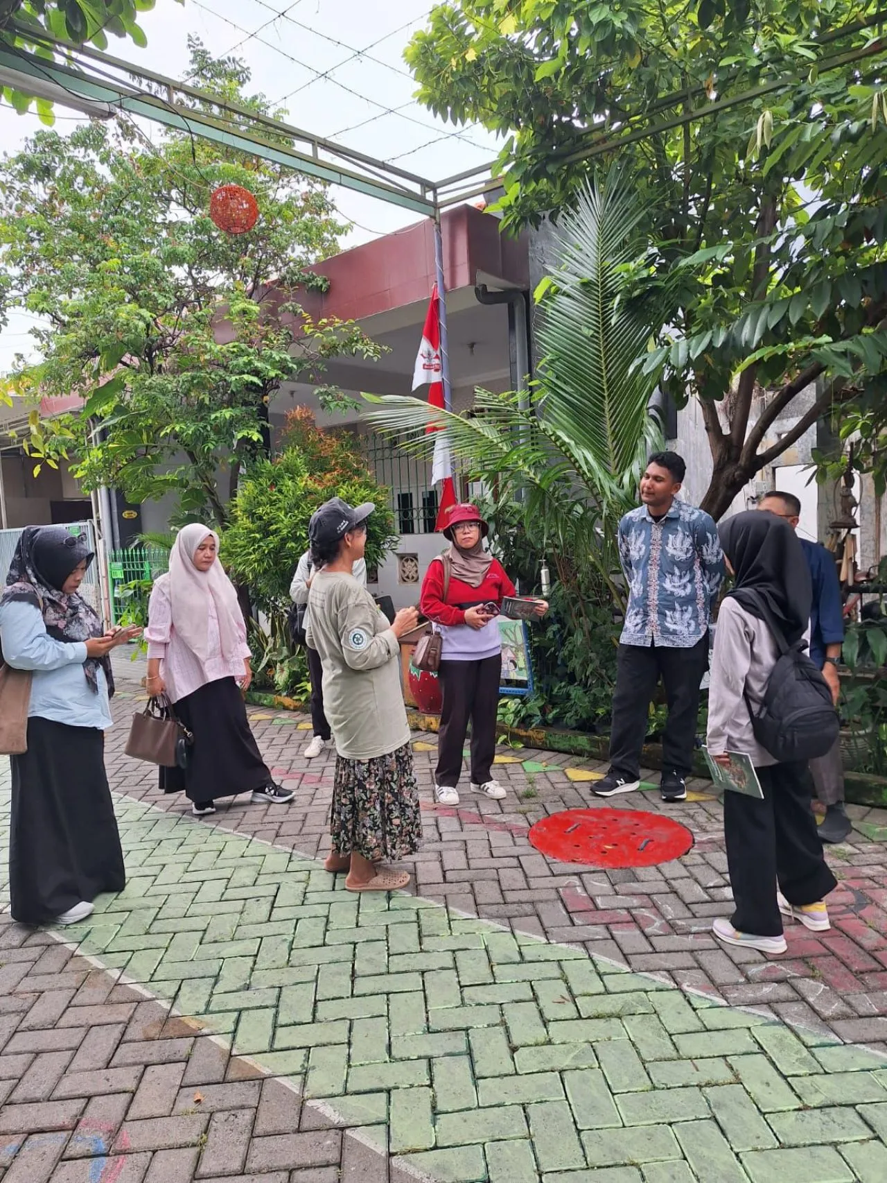 Pahlawan Kini Adalah Mereka yang Menjaga Bumi, DLH Kabupaten Paser Kaltim Belajar di Kampung Edukasi Sampah