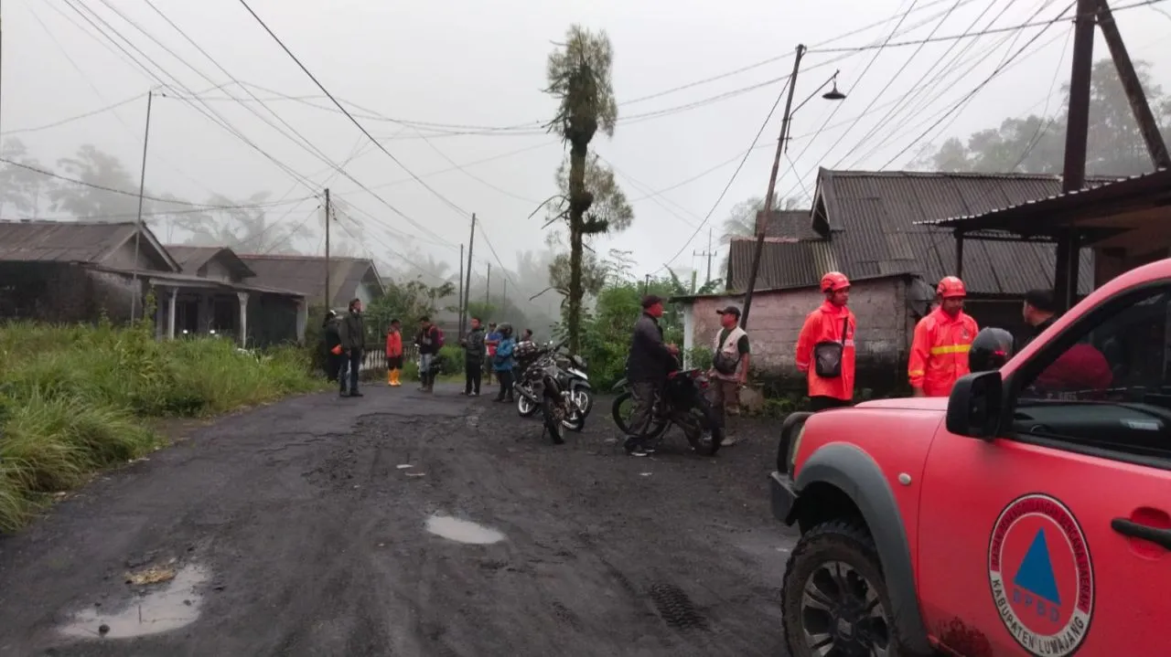 BNPB Pantau Kenaikan Status Gunung Semeru, Sebut 300 Warga Mengungsi 