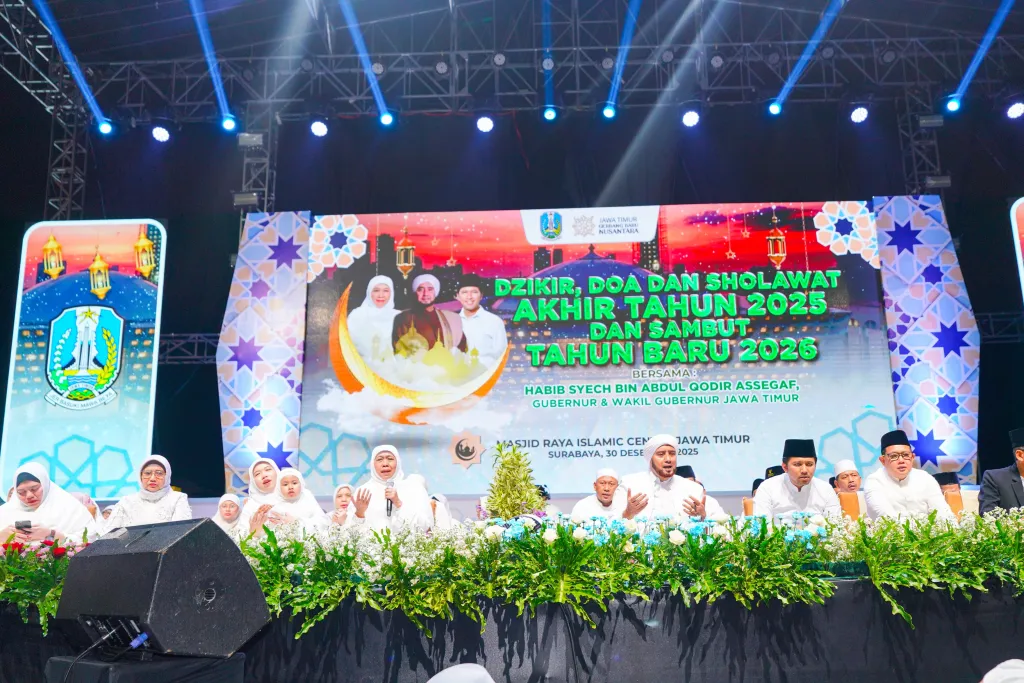 Gubernur Khofifah, Wagub Emil, Habib Syech dan Masyarakat Bersholawat dan Do'a untuk Jatim dan Indonesia 
