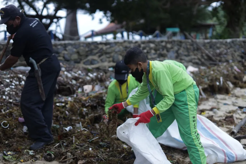 Jaga Pesisir, Anak-Anak Bawean Kumpulkan Hampir 1 Ton Sampah