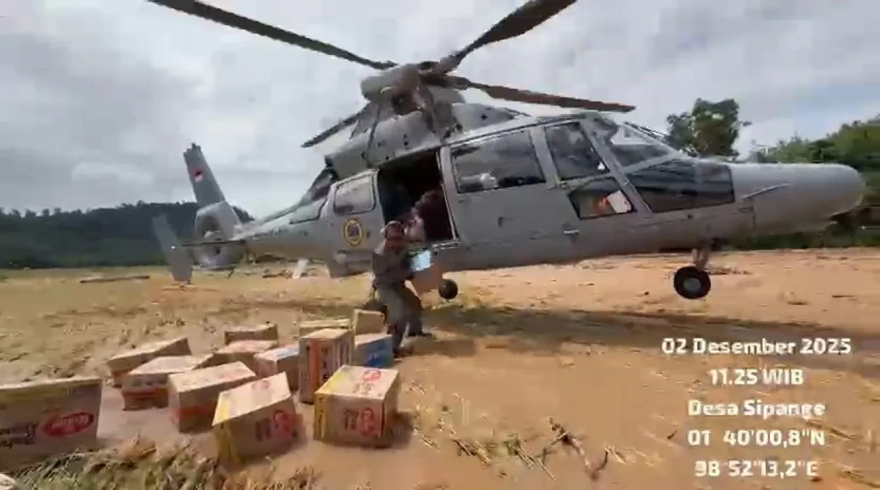 Helikopter Wing Udara 1 Puspenerbal AS565 MBe Panther HS-1307 Turunkan Bantuan di Tapanuli Tengah
