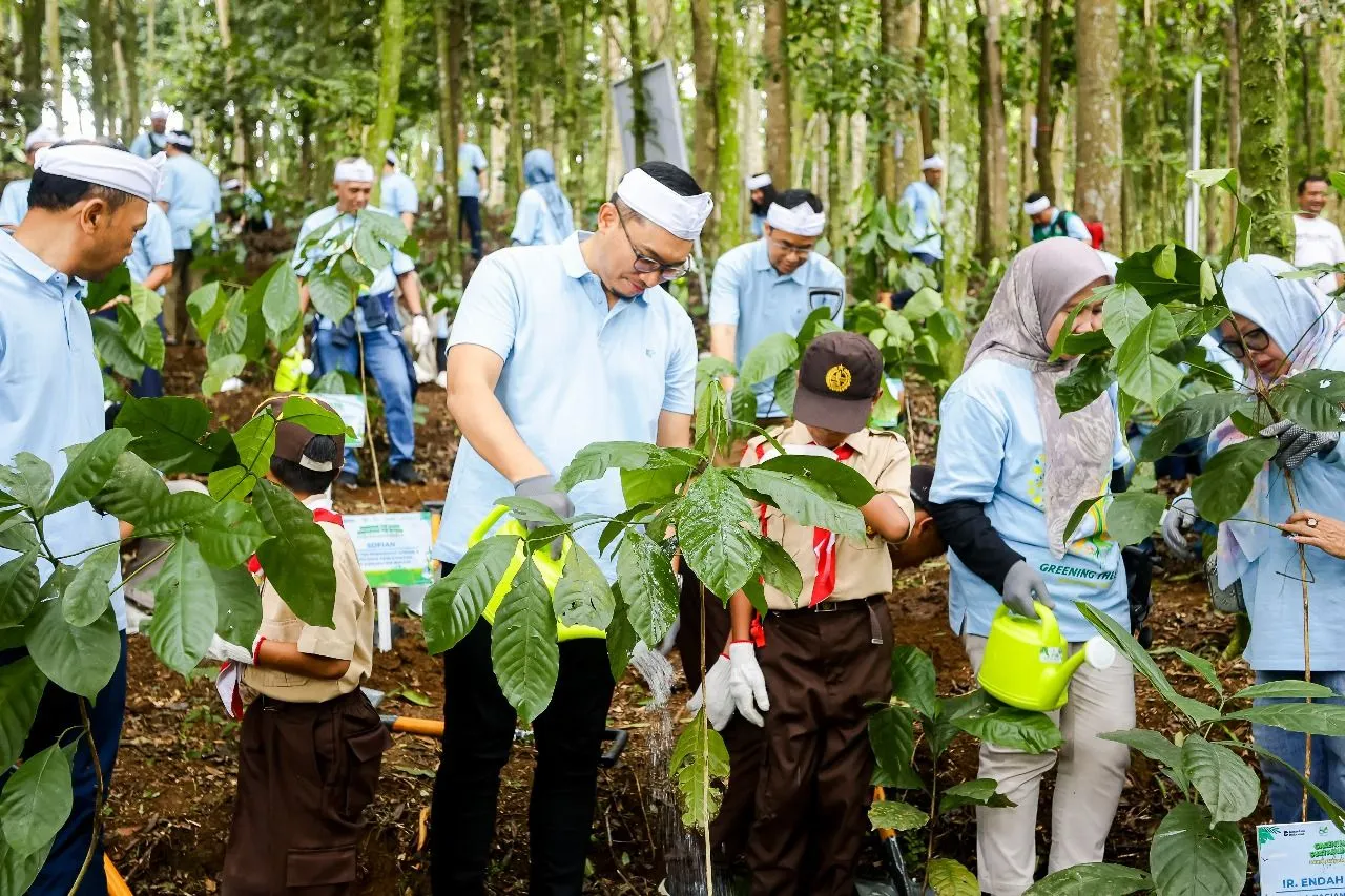 PLN Nusantara Power Tanam Pohon Di Hutan Organik Megamendung