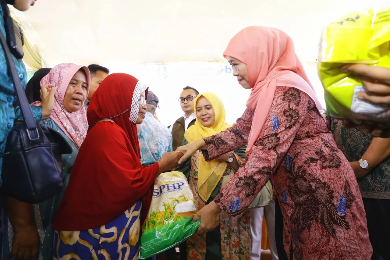 Di Pasar Murah Bangkalan, Gubernur Khofifah Pastikan Kebutuhan Logistik Masyarakat Terjaga