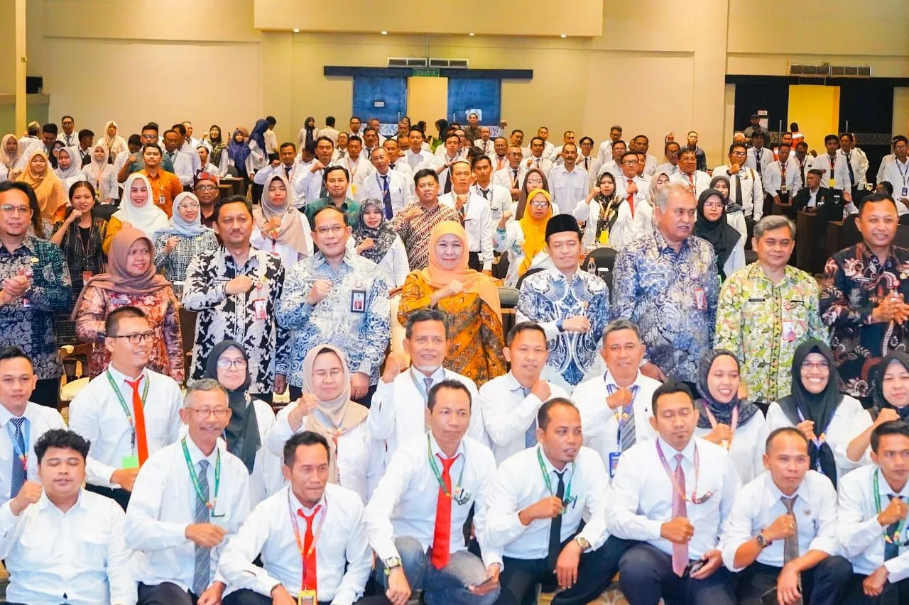 Gubernur Khofifah Ajak Camat, Sekcam, Sekdes Sukseskan Program Strategis Nasional hingga Desa