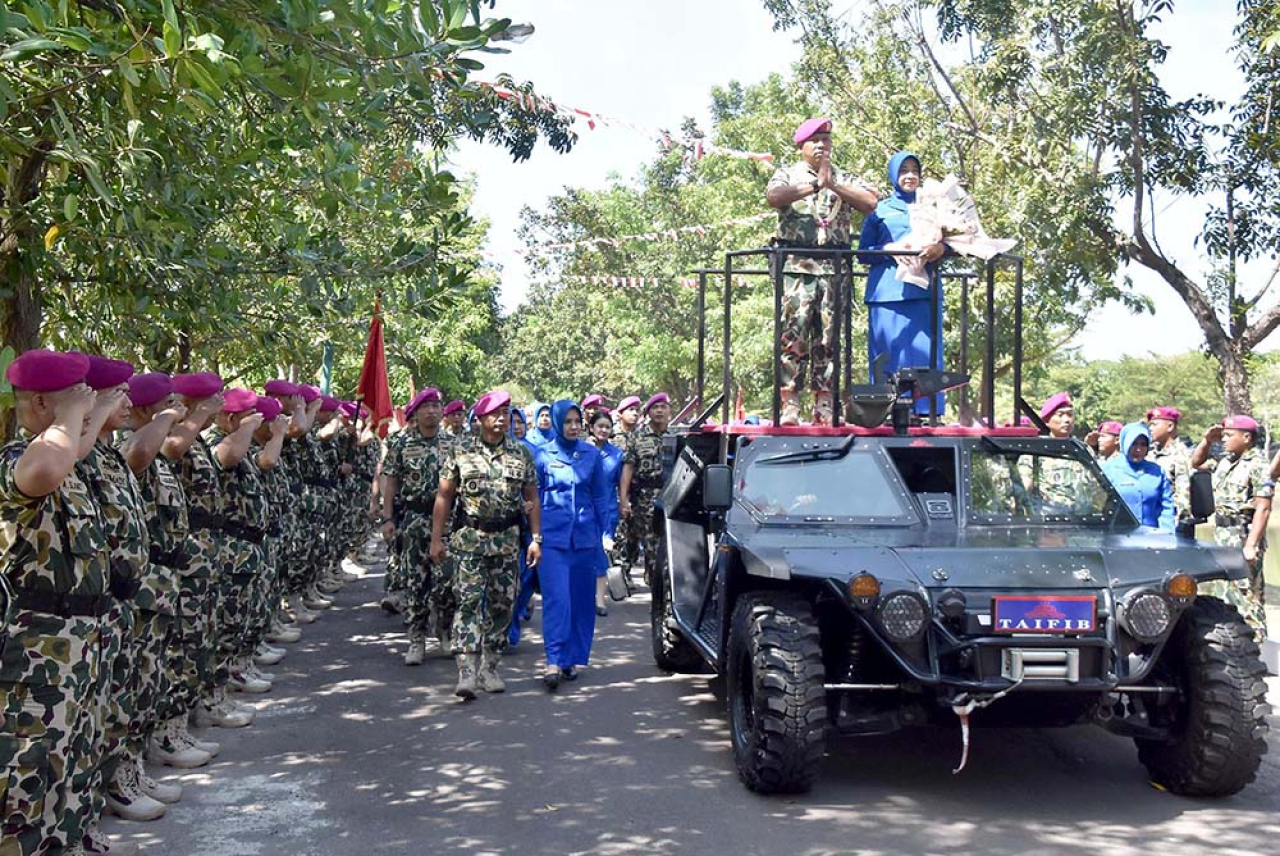 Komandan Brigif 2 Marinir Ikuti Upacara Tradisi Pelepasan Pejabat Lama Komandan Pasmar 2