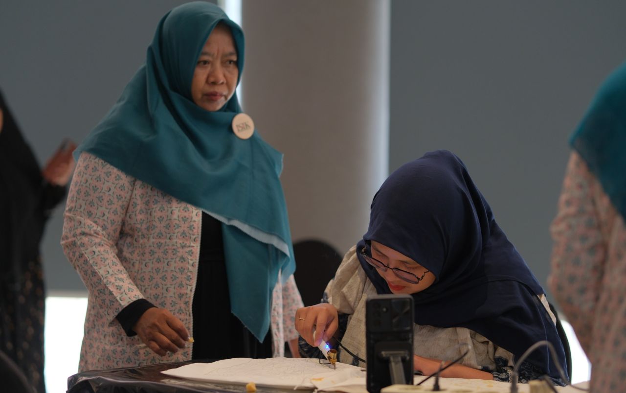 Ampas Teh dan Kopi Jadi Karya, Sheraton Surabaya Ajak Membatik Ramah Lingkungan