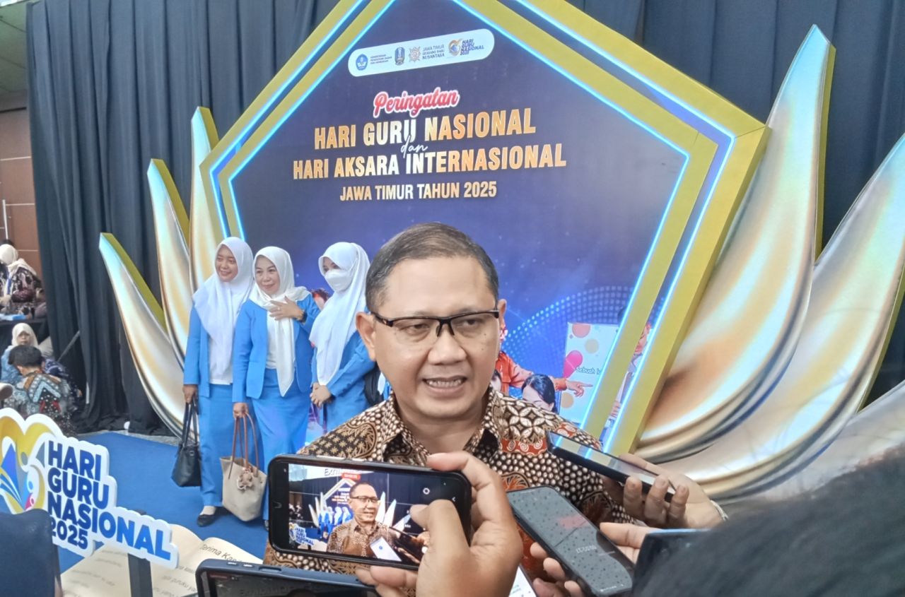 Gubernur Khofifah Memberi Hadiah Paket Umroh Guru, Di Peringatan Hari Guru Nasional di Surabaya 