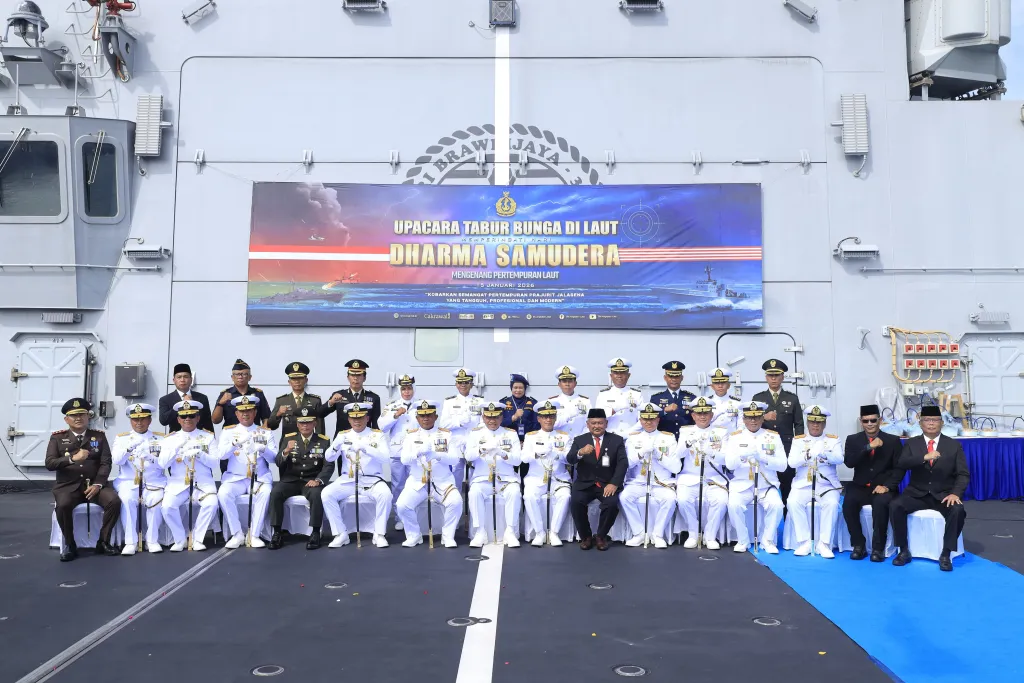 Peringati Hari Dharma Samudra 2026, Dankodaeral V Pimpin Upacara Tabur Bunga di atas KRI Brawijaya-320