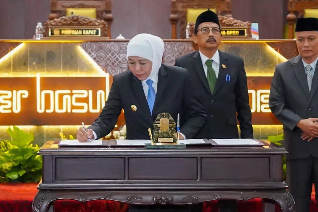 Gubernur Khofifah dan Ketua DPRD Jatim Sahkan Dua Perda Strategis