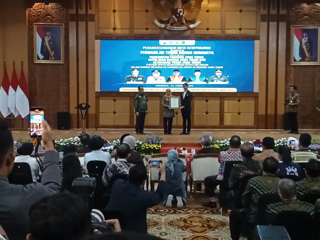 Gubernur Jatim dan Ketua Pengadilan Tinggi Agama Surabaya Tandatangani MoU Kesepakatan Kepastian Hukum Keluarga