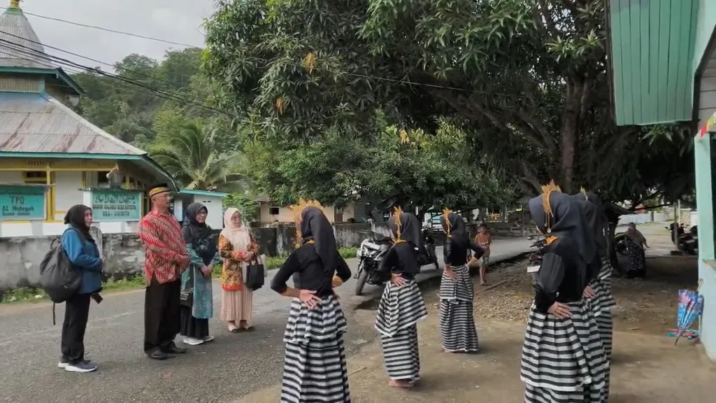 Studi Etnomedisin Fakultas Farmasi Unair Gali Ramuan Nifas dan Pelancar ASI di Maluku