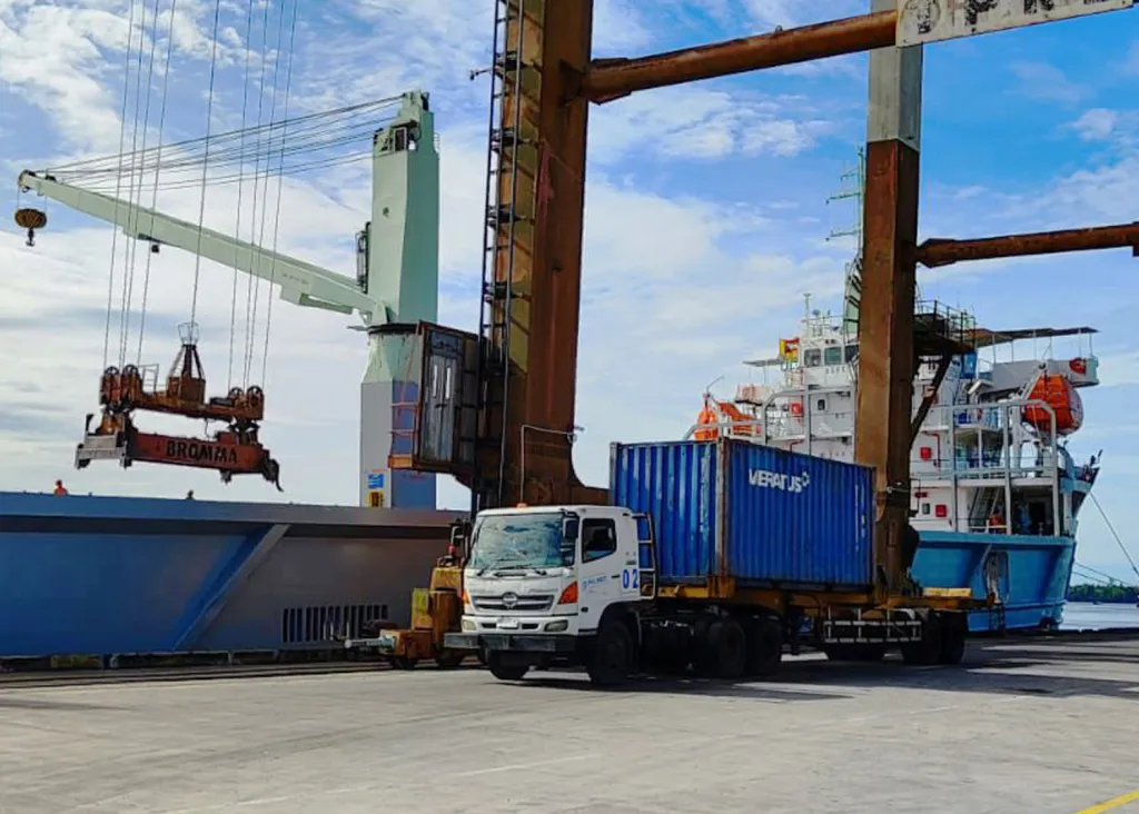 Efisiensi Bongkar Muat Pacu Arus Peti Kemas TPK Bagendang Naik 4 Persen
