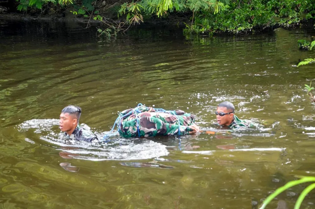 Yonranratfib 2 Marinir Gembleng Prajurit Lewat Renang Ponco