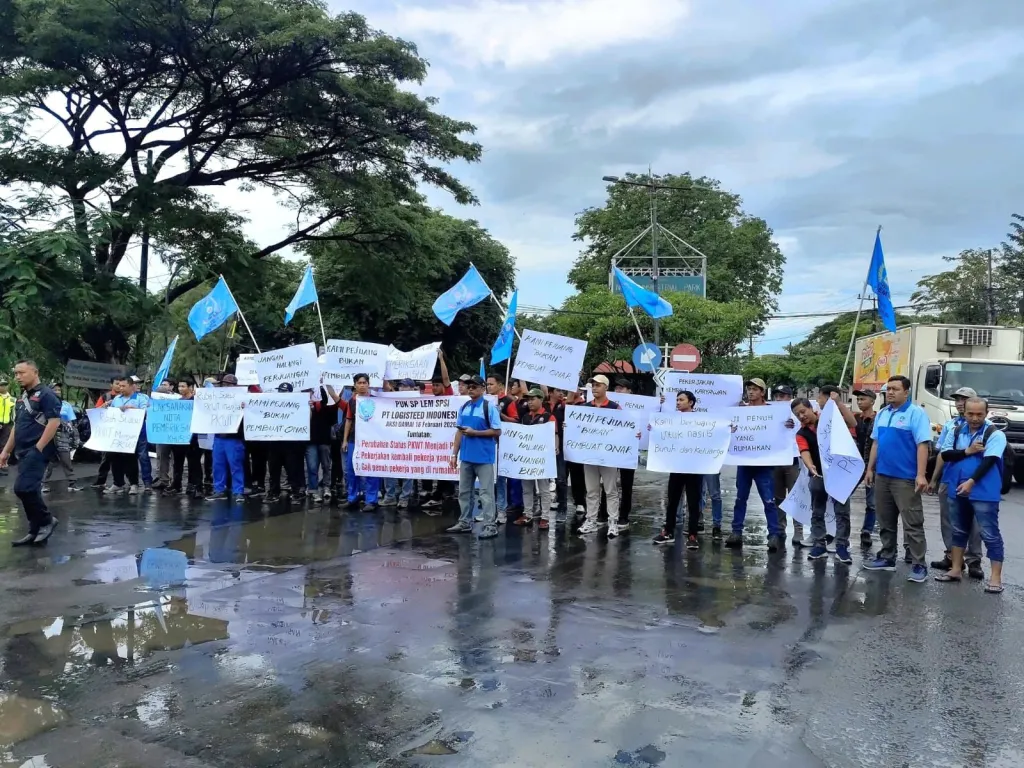 SP LEM Mojokerto Unjuk Rasa Damai Didepan Obvitnas Kawasan Industri Intiland