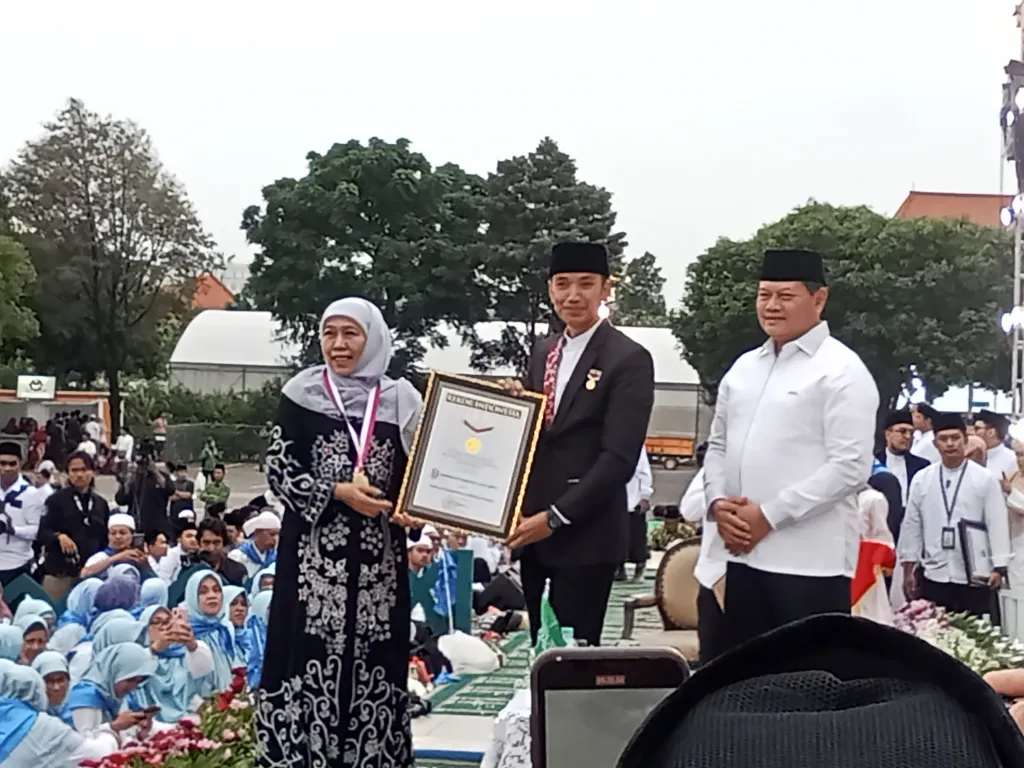 Buka Bersama Kedubes Arab Saudi dan Masyarakat dengan Kurma Hadiah Raja Salman di Masjid Al-Akbar Surabaya