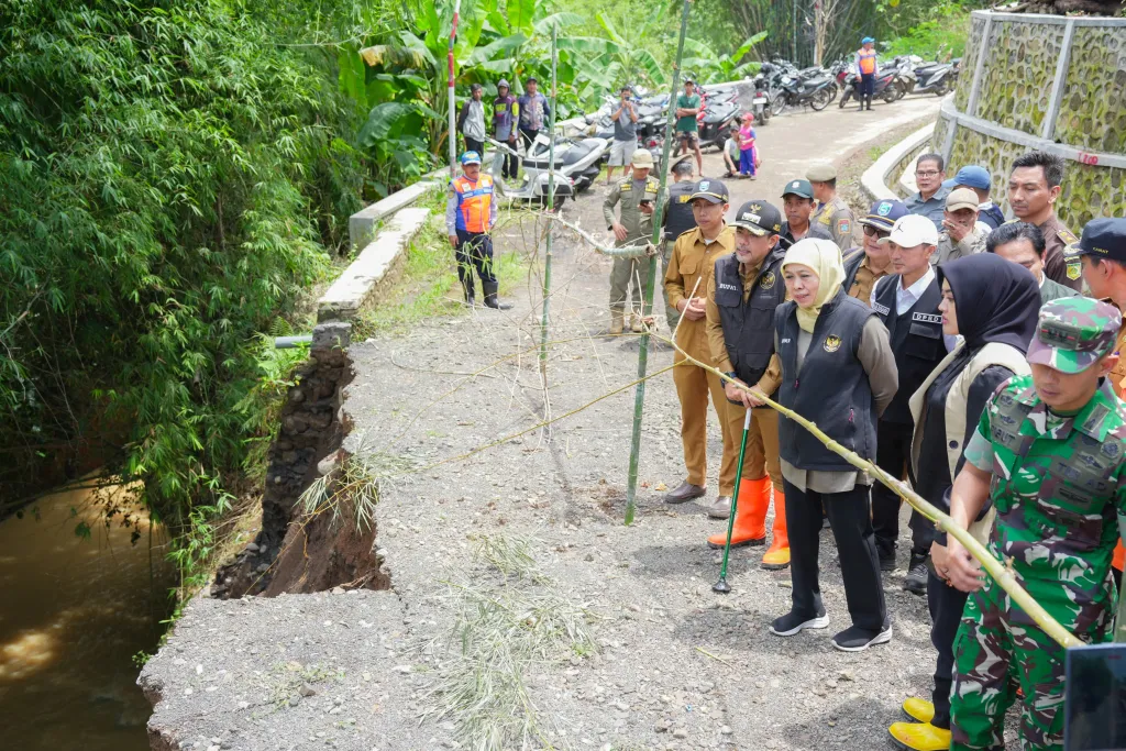 Banjir Probolinggo: Gubernur Khofifah Tinjau Lokasi, Pesan Keselamatan Warga dan Prioritas Penanganan 