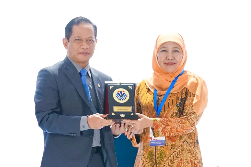 Gubernur Khofifah Raih Penghargaan Pembina Terbaik Pengelolaan Sampah Tahun 2026 dari Menteri LH