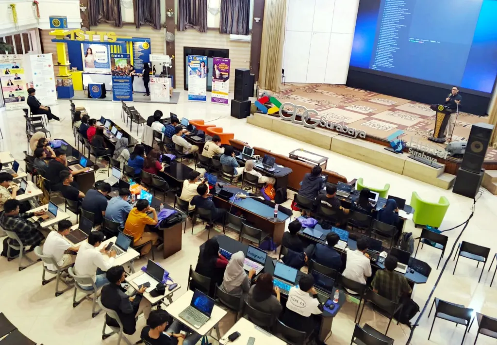 Surabaya Jadi Kiblat Baru AI, Pakar Google Bedah Masa Depan Coding di iSTTS