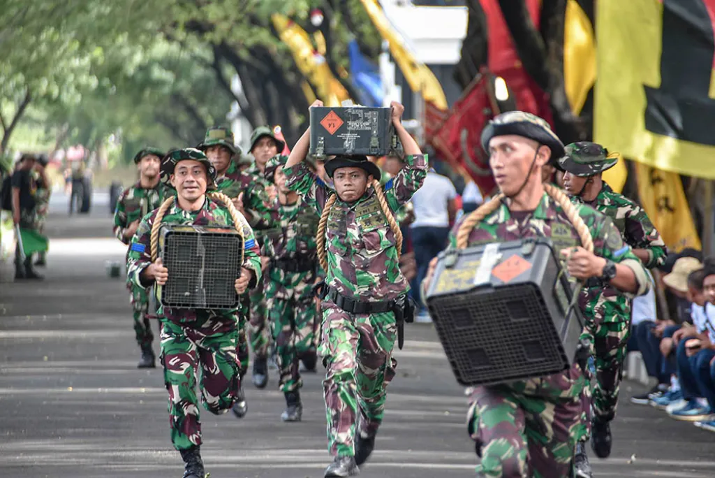 Tunjukan Mental Juara, Prajurit Brigif 2 Marinir Tampil Tangguh Pada Lomba Lari Estafet Militer