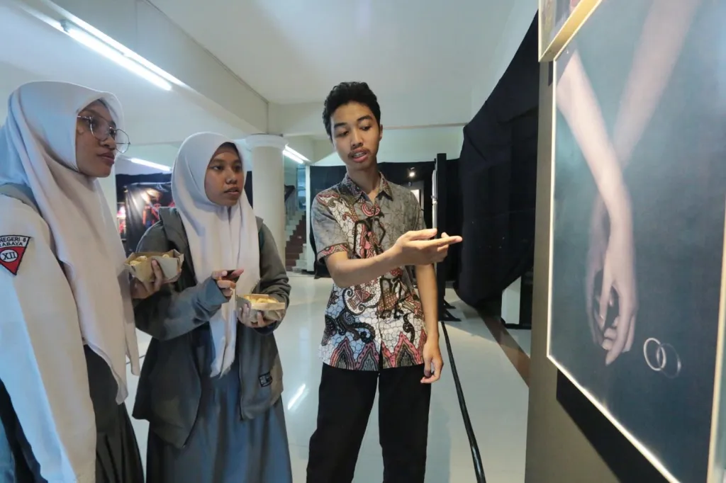 Narasi Visual "RUPA": Saat Fotografer Muda Unitomo Bicara Lewat Lensa