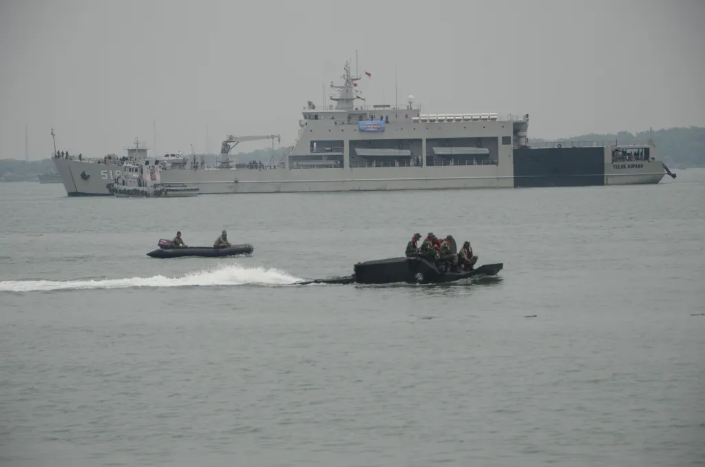 Dermaga Basin Satfib Koarmada II Jadi Arena Uji Ketangguhan Prajurit Yonranratfib 2 Marinir