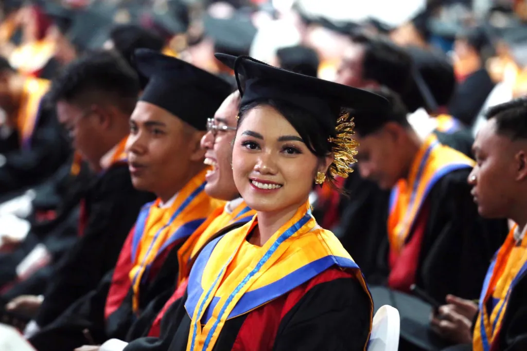 Untag Surabaya Lepas 1.470 Wisudawan, Dorong Inovasi Solusi Global