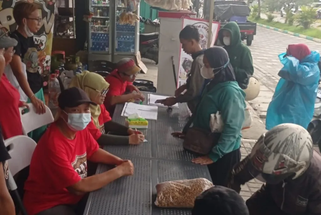 PAW The Gank dan Griya Satwa Surabaya Bagikan Pakan untuk Anjing dan Kucing Terlantar