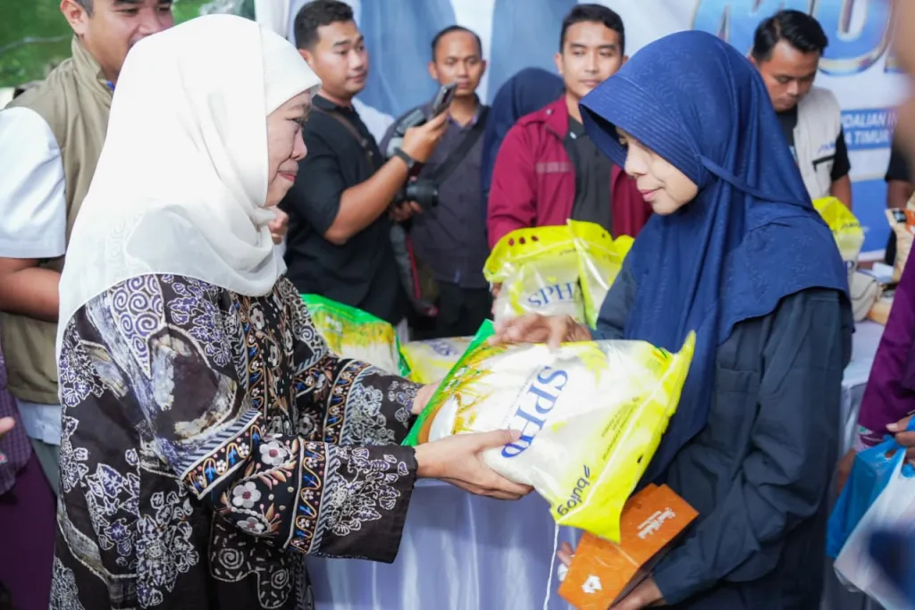 Pasar Murah Patemon Pamekasan Diserbu Warga, Khofifah Pastikan Stok Bahan Pokok Aman Hingga Idul Fitri