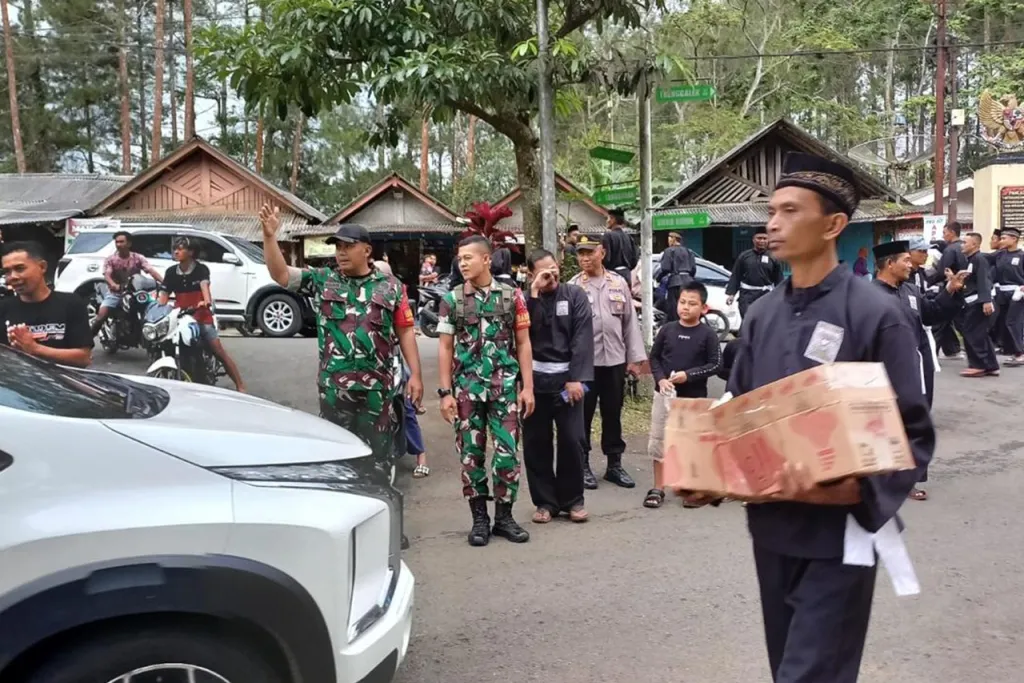PSHT Bersama TNI-Polri Bagikan Takjil untuk Warga di Trenggalek