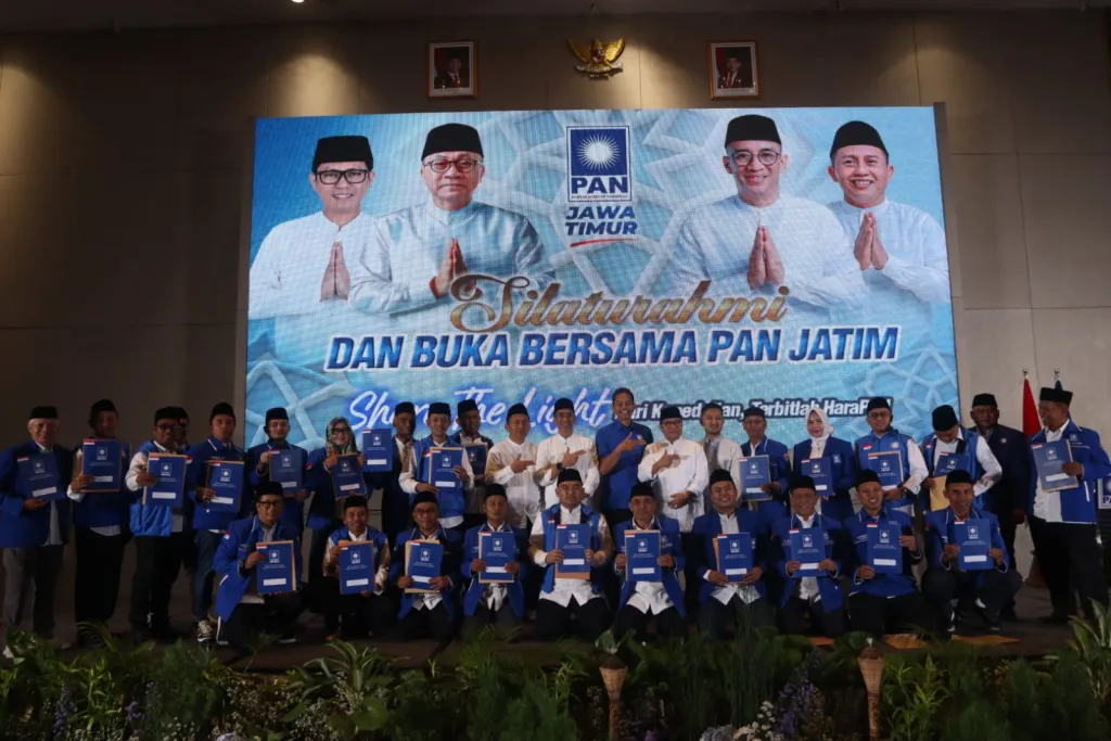 Silaturahmi dan Bukber, DPW PAN Jatim Serahkan SK Kepengurusan 27 Kota/Kabupaten