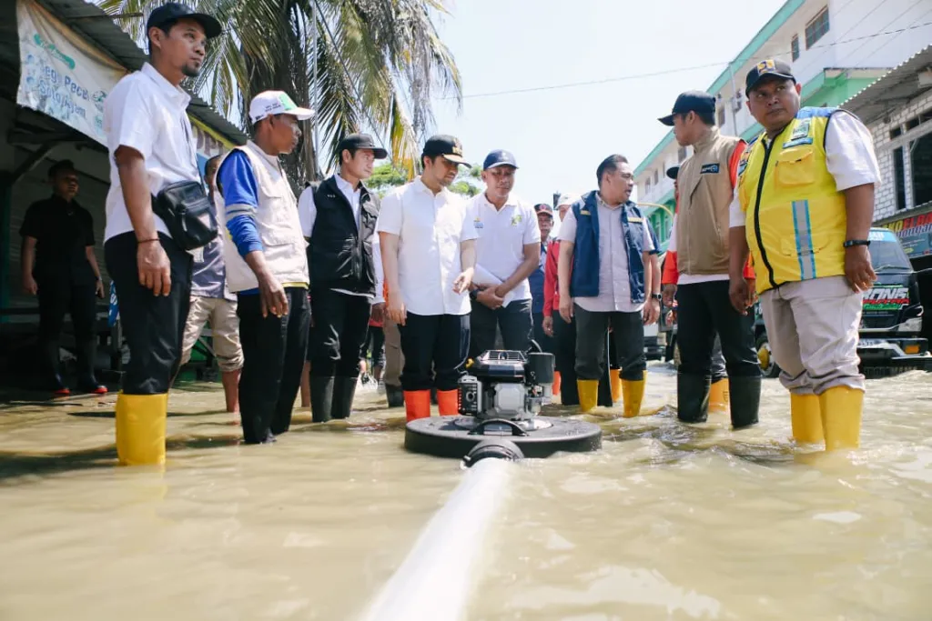 Wagub Emil Tinjau Banjir di Jalan Raya Simo–Sungelebak Lamongan