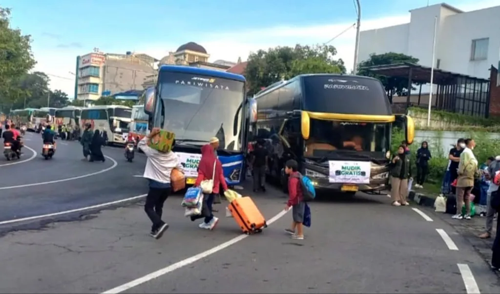 PWNU Jatim Berangkatkan 15 Armada Mudik Gratis 2026