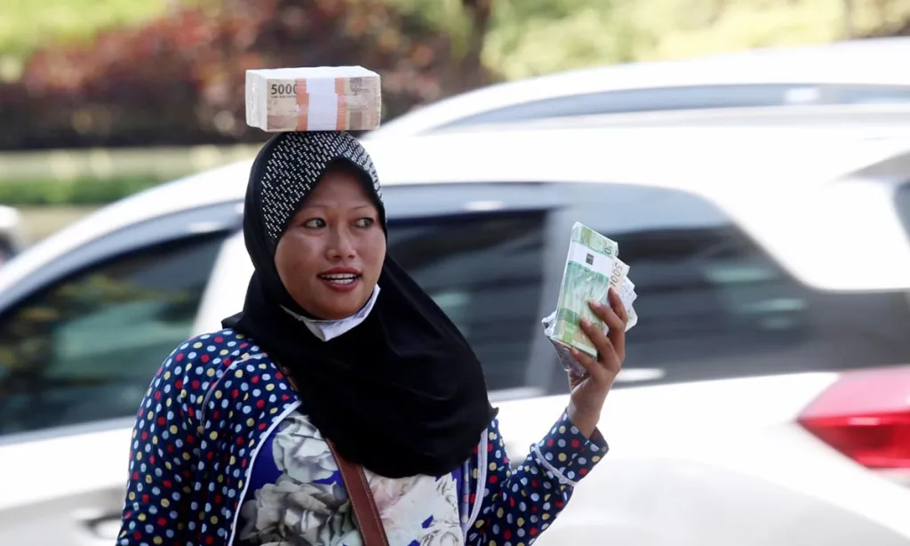 Waspada Riba Fadhl, Simak Cara Halal Tukar Uang Lebaran Menurut Pakar