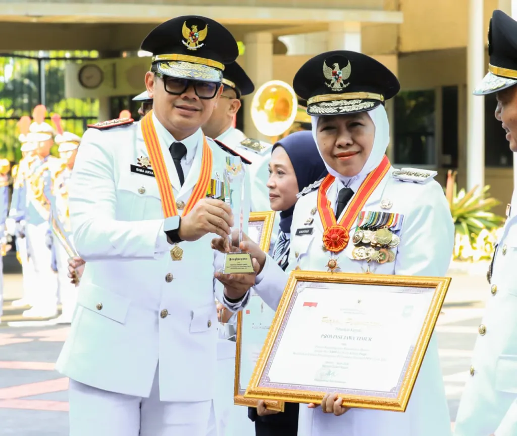 Gubernur Khofifah Terima Penghargaan dari Mendagri, Pemprov Jatim Dinobatkan Sebagai Pemda Berkinerja Tinggi EPPD 2025