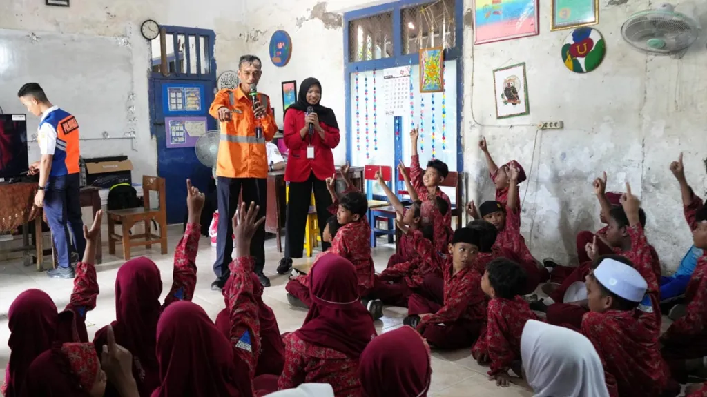 KAI Daop 8 Ajak Pelajar Surabaya Jauhi Rel demi Keselamatan Perjalanan KA