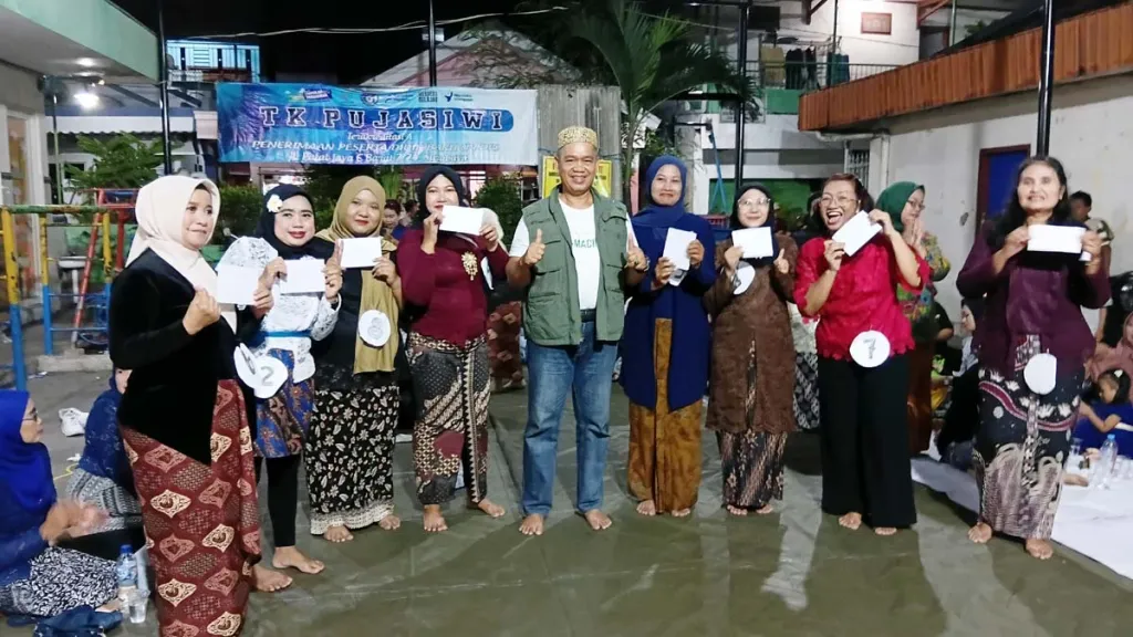 Gaya Kartini Putat Jaya: Berkebaya, Tangguh, dan Melek Emansipasi