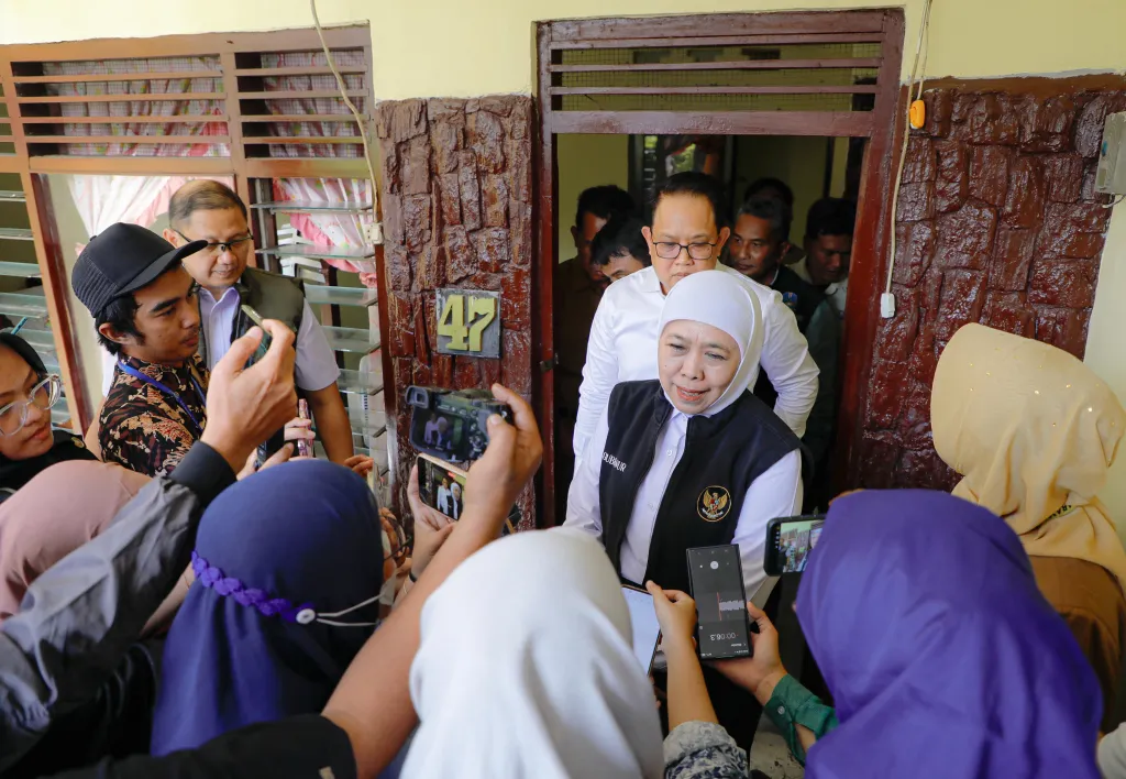 Gubernur Khofifah Tinjau Hasil Bedah Rumah Tenaga Keamanan SMAN 2 Surabaya