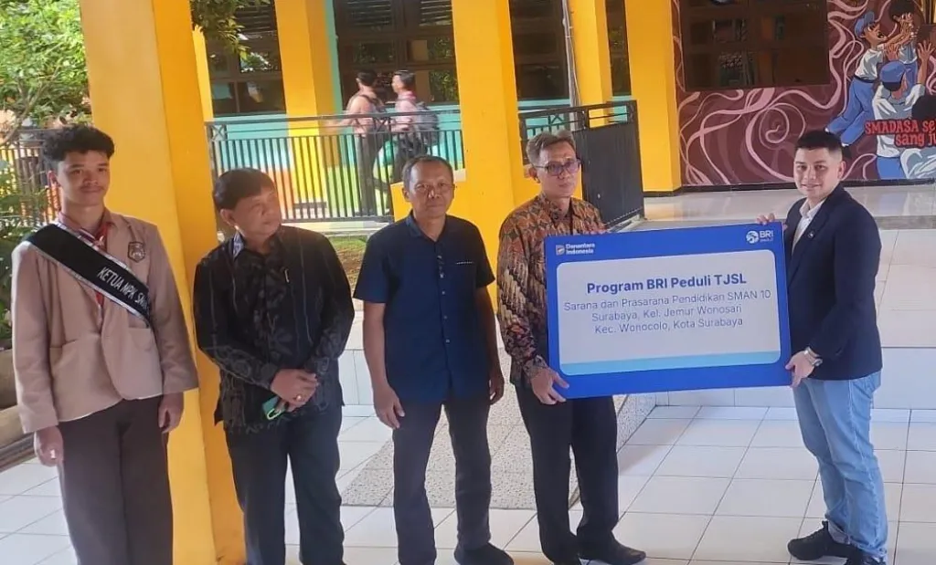 BRI Jemursari Salurkan Program TJSL, Dukung Fasilitas Pendidikan SMAN 10