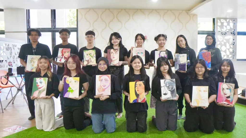 Hari Buku Nasional, Mahasiswa DKV Ubaya Sulap Sampul Buku Jadi Kanvas