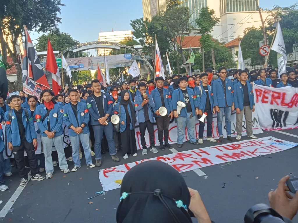 Massa Mahasiswa BEM Se-Jatim Tuntut Pemerintah Hapuskan Program MBG Dan KDMP