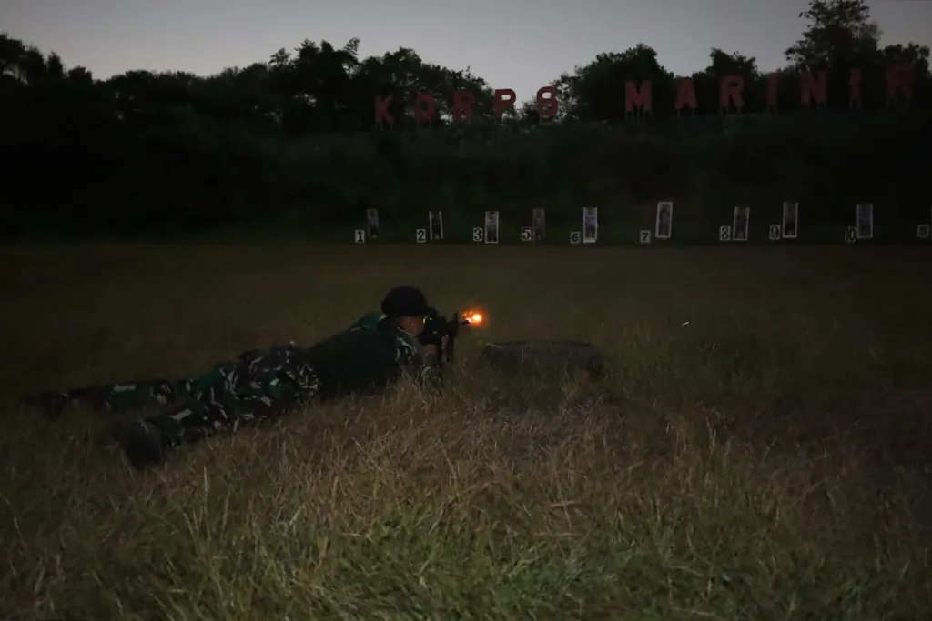 Tembus Kegelapan, Prajurit Hiu Petarung Yonif 3 Marinir Uji Ketepatan Menembak Malam