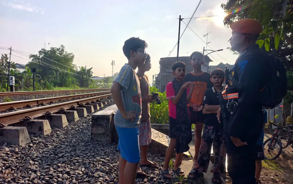 KAI Daop 8 Surabaya Larang Anak Bermain di Jalur Rel Saat Libur Sekolah