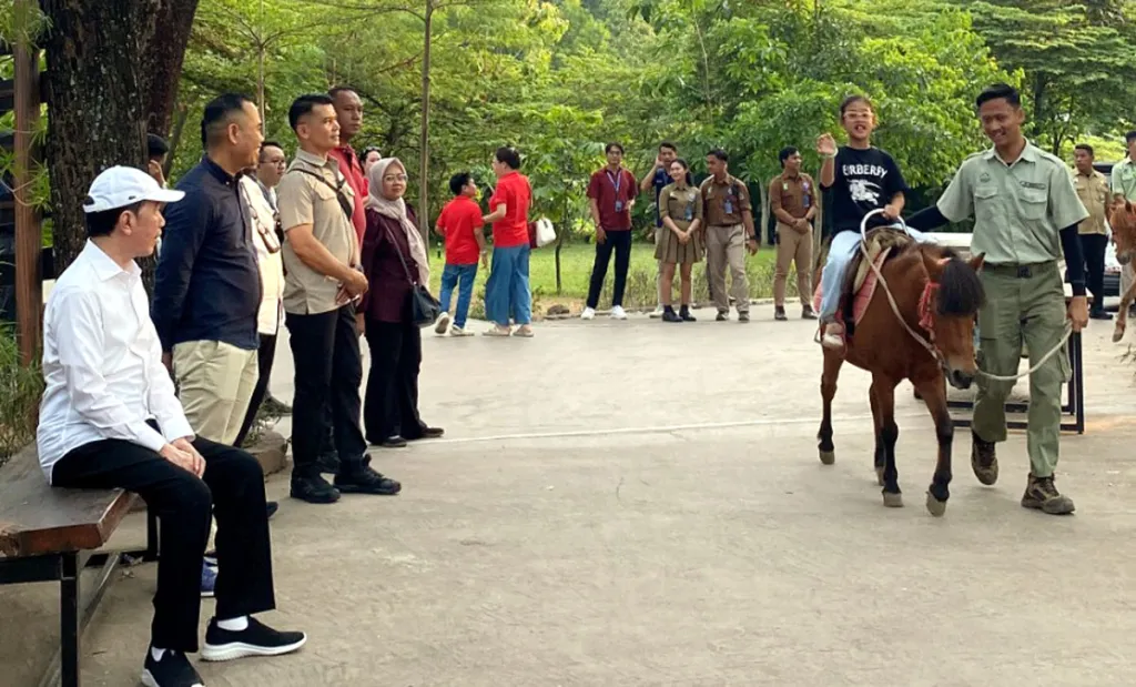 Libur Sekolah, Jokowi Momong Cucu di Solo Safari